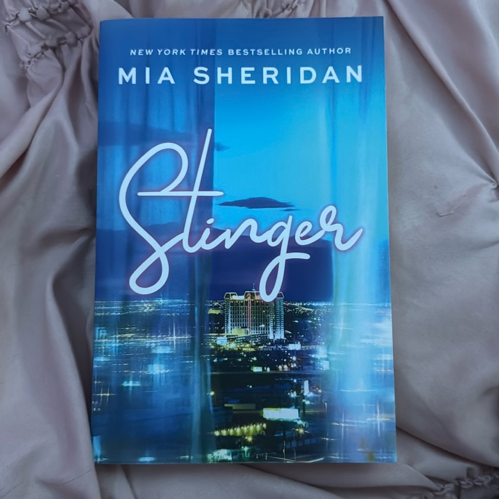 Paperback - Stinger by Mia Sheridan - Picture 1 of 2